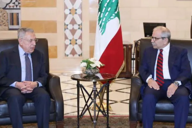 رئيس الحكومة اللبنانية نواف سلام يستقبل رئيس الحكومة الأسبق فؤاد السنيورة في السراي الحكومي (الوكالة الوطنية)