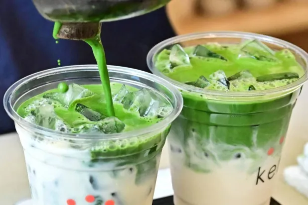 كوبان من مشروب الماتشا الياباني (أ.ف.ب)