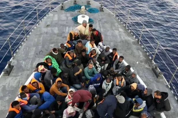 خفر السواحل بغرب ليبيا خلال عملية إنقاذ عدد من المهاجرين (وزارة الداخلية بحكومة الوحدة)