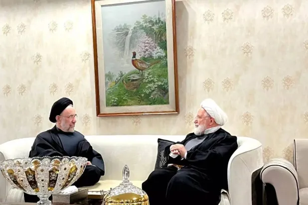 الرئيس الإصلاحي الأسبق محمد خاتمي يزور منزل كروبي في مارس الماضي (إنصاف نيوز)