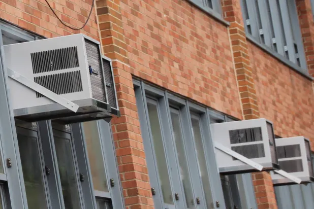 مكيفات هواء معلقة (د.ب.أ)