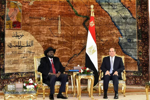 الرئيس المصري عبد الفتاح السيسي في لقاء سابق مع سيلفا كير رئيس جنوب السودان بقصر الاتحادية في القاهرة (الرئاسة المصرية)