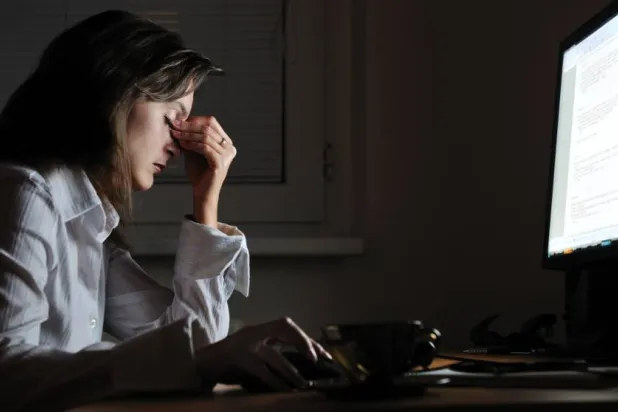 تشتمل أعراض نقص فيتامين «B 12» على الشعور بالتعب الشديد أو الضعف (أ.ف.ب)