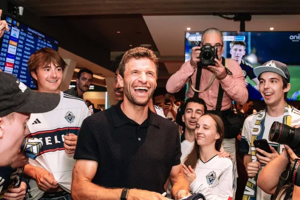 مولر محاطاً بالجماهير في مطار فانكوفر (الشرق الأوسط)