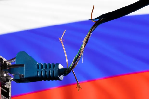 كابل مقطوع يظهر أمام ألوان العلم الروسي (رويترز)