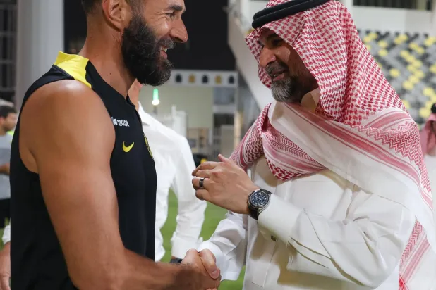 سندي وبنزيمة في حديث جانبي قبل انطلاق التدريبات (موقع النادي)