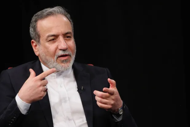 صورة نشرها حساب عراقجي على «تلغرام» من حديثه للتلفزيون الرسمي مساء الأربعاء 6 أغسطس 2025 