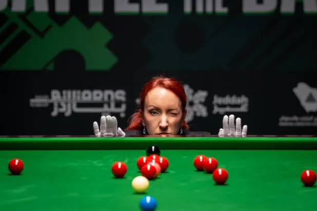 حكمة تعاين الكرات خلال إحدى مواجهات بطولة السنوكر في جدة (وزارة الرياضة)