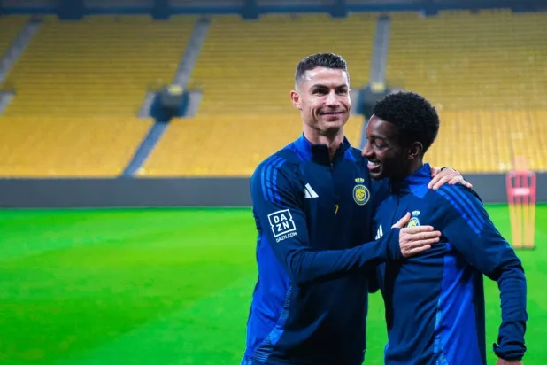 هزازي مع رونالدو في إحدى تدريبات النصر (الشرق الأوسط)