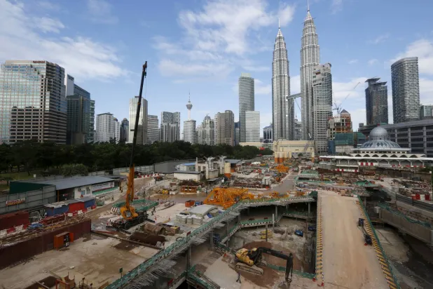 منظر لموقع بناء تحت أبراج بتروناس في كوالالمبور (أرشيفية - رويترز)
