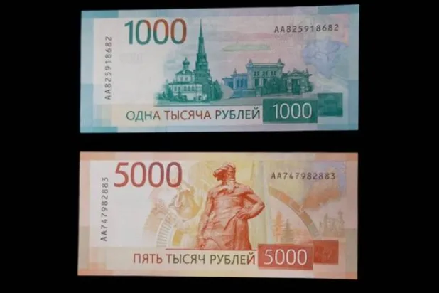 أوراق نقدية روسية جديدة التصميم خلال عرض تقديمي بموسكو في أكتوبر 2023 (رويترز)