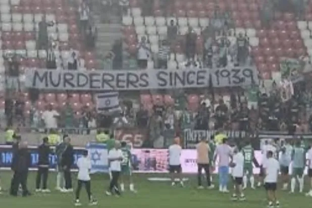 عرض مشجعو نادي مكابي حيفا الإسرائيلي لافتة «قتلة منذ عام 1939» (وسائل إعلام بولندية)