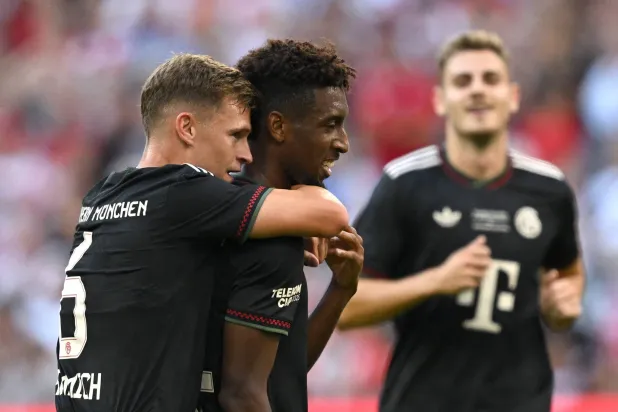 كومان يحتفي مع لاعبي بايرن (رويترز)