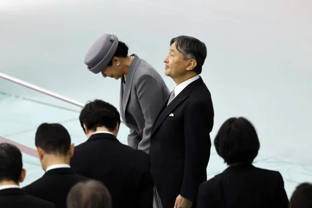 الإمبراطور الياباني ناروهيتو والإمبراطورة ماساكو ينحنيان أمام الجمهور أثناء مغادرتهما مكان حفل النصب التذكاري الوطني لقتلى الحرب في طوكيو في 15 أغسطس 2025 بمناسبة الذكرى الثمانين لنهاية الحرب العالمية الثانية (إ.ب.أ)