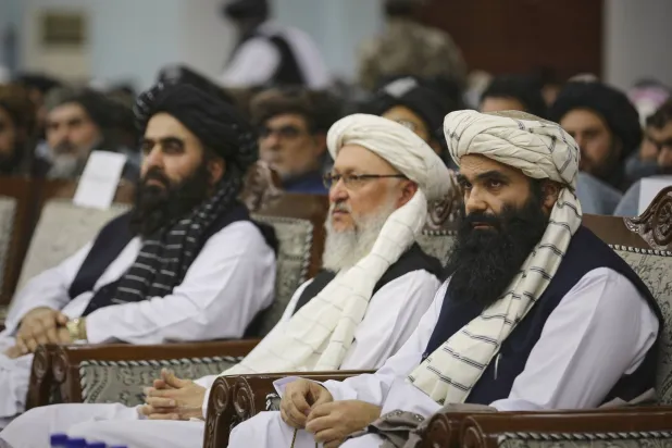 وزير داخلية «طالبان» سراج الدين حقاني (على اليمين) يحضر اجتماعاً لمندوبي «طالبان» من جميع أنحاء البلاد بمناسبة الذكرى الرابعة للانسحاب الأميركي وبدء حكم «طالبان» (أ.ب)