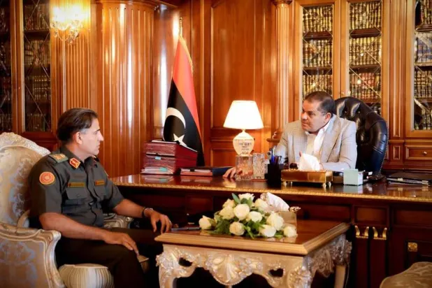 الدبيبة مجتمعاً مع النمروش معاون رئيس الأركان الخميس (مكتب الدبيبة)