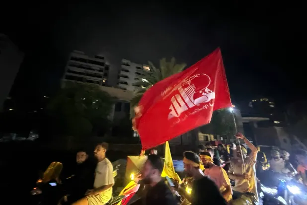 مناصرون لـ«حزب الله» يجوبون شوارع الضاحية الجنوبية لبيروت على دراجات نارية رفضاً لقرار الحكومة بحصرية السلاح (أ.ف.ب)