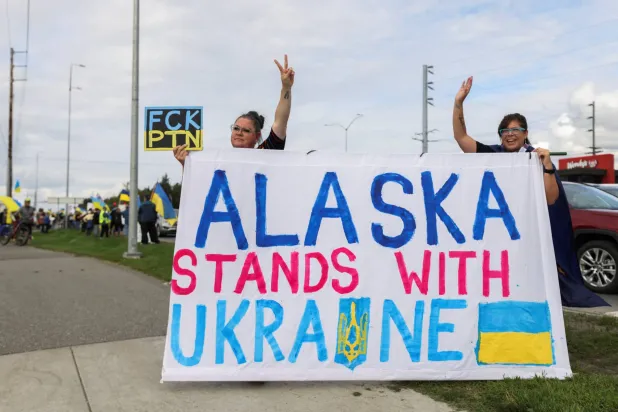 جذب المتظاهرون الذين لوّحوا بالأعلام الأوكرانية والأميركية وحملوا لافتات دعم سائقي السيارات المارة الذين أطلقوا أبواق سياراتهم (رويترز)