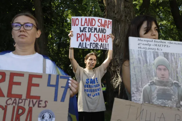 جانب من مظاهرات ضد تبادل الأراضي بين أوكرانيا وروسيا خارج السفارة الأميركية بكييف يوم 15 أغسطس (إ.ب.أ)