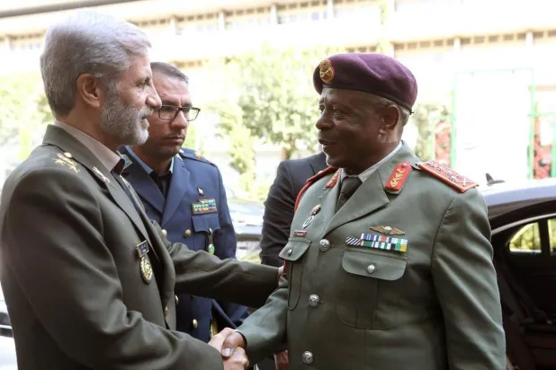 قائد الجيش الإيراني أمير حاتمي يستقبل نظيره الجنوب أفريقي الجنرال رودزاني مافوانيا في طهران الثلاثاء الماضي (دفاع برس)