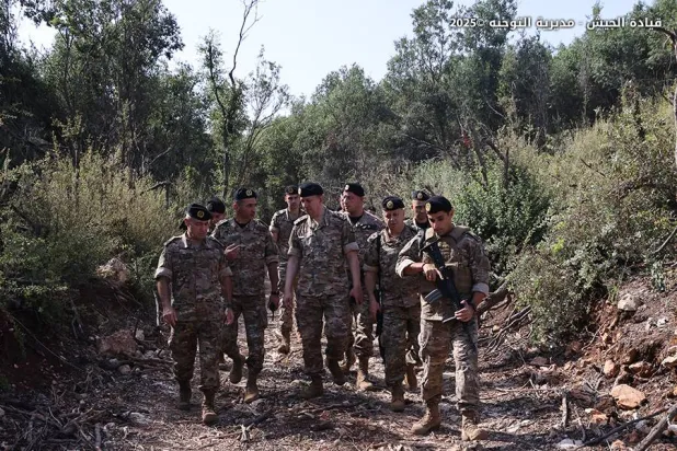 قائد الجيش اللبناني العماد رودولف هيكل يتفقّد موقع تفجير منشأة «حزب الله» في الجنوب (مديرية التوجيه) 