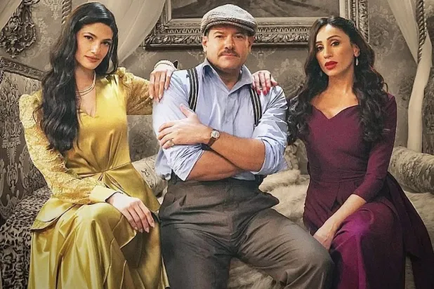 عمرو يوسف يتوسط دينا الشربيني وتارا عماد في كواليس فيلم «درويش» (حساب عمرو يوسف على موقع فيسبوك)