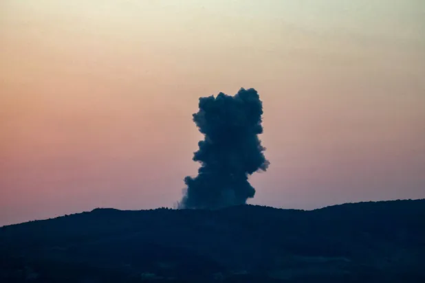 الدخان يتصاعد من موقع غارة جوية إسرائيلية استهدفت منطقة النبطية في جنوب لبنان (أ.ف.ب)