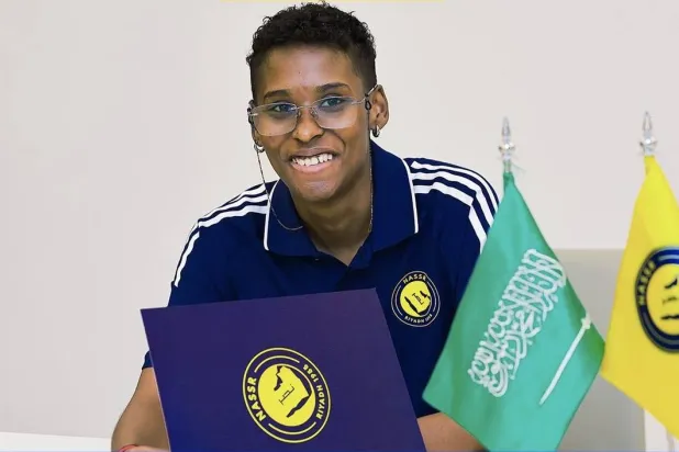  الجوهرة خلال توقيع العقد (نادي النصر)