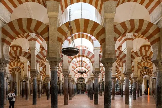 مسجد قرطبة الشهير، أحد أجمل معالم الأندلس (غيتي)