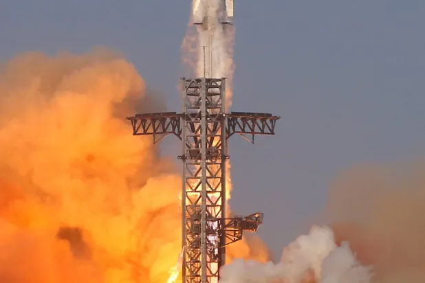 مركبة  «ستارشيب» خلال إطلاق تجريبي في 27 مايو 2025 من قاعدة في ولاية تكساس الأميركية (رويترز)