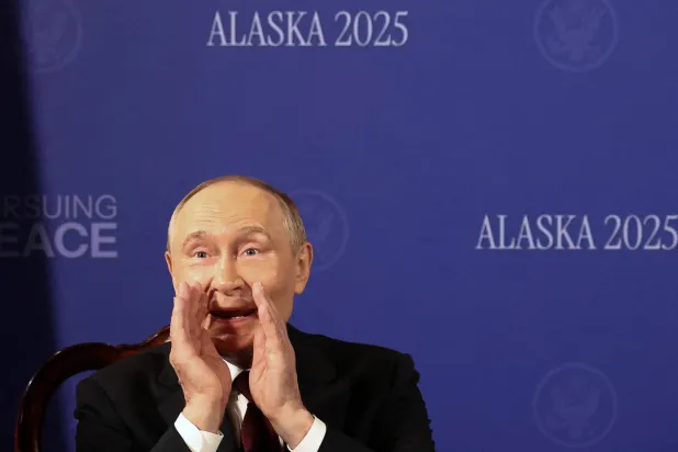 الرئيس الروسي فلاديمير بوتين خلال المؤتمر الصحافي مع نظيره الأميركي دونالد ترمب في ألاسكا (رويترز)