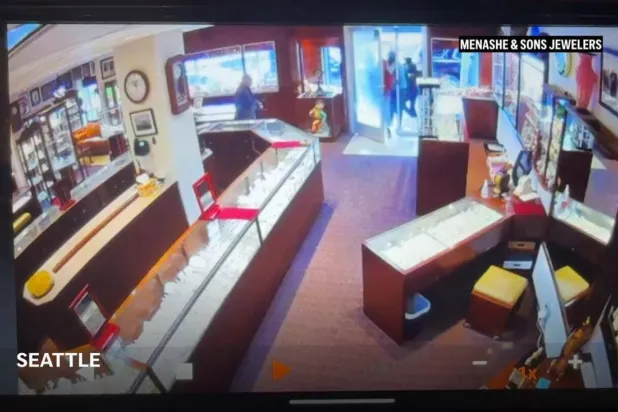جانب من عملية السرقة في سياتل (أ.ب)
