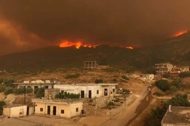 حريق هائل يندلع في التلال القريبة في ريف حماة الغربي في وسط غرب سوريا (أ.ف.ب)