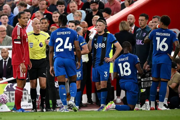 الهولندي فيرجيل فان دايك قائد ليفربول يتحدث مع الغاني أنطوان سيمينيو (وسائل إعلام بريطانية)