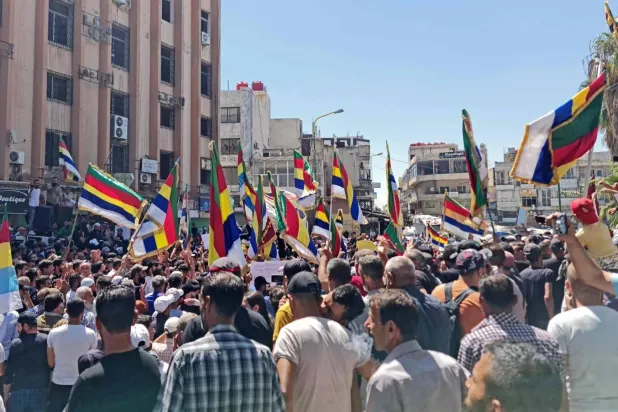 مواطنون يتظاهرون في مدينة السويداء جنوبي سوريا (أ.ف.ب)