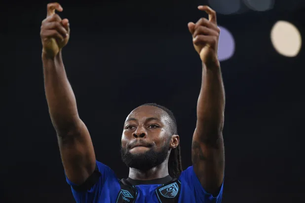 أنطوان سيمينيو مهاجم بورنموث (رويترز)