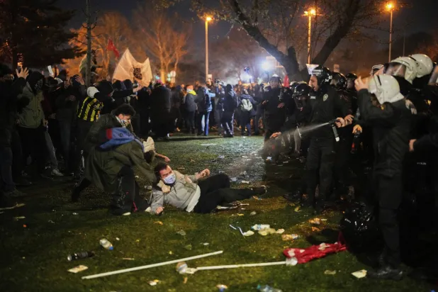 قوات الأمن التركية تعاملت بعنف مع المحتجين على اعتقال رؤساء بلديات المعارضة (أ.ب)