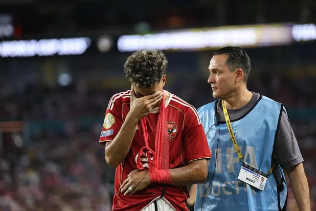 لاعب خط وسط الأهلي إمام عاشور يغادر مواجهة إنتر ميامي مصاباً وباكياً (وسائل إعلام عالمية)