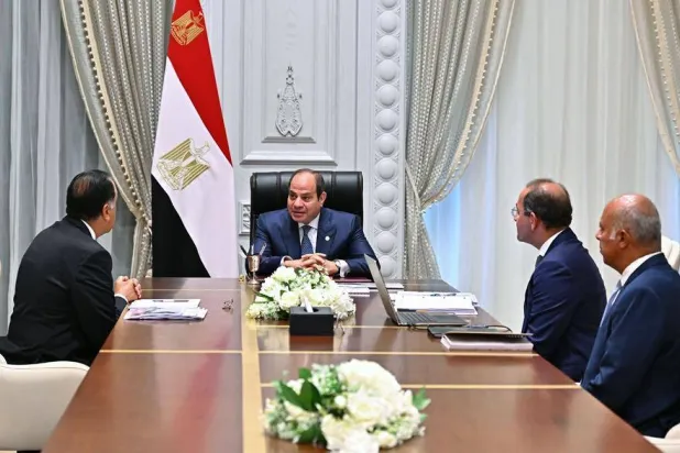 الرئيس السيسي خلال اجتماعه برئيس الوزراء ووزير المالية (موقع الرئاسة)