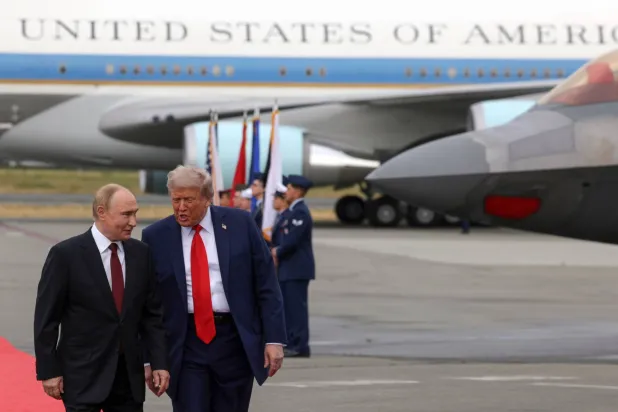 ترمب يرحب ببوتين خلال لقائهما للتفاوض في قاعدة «إلمندورف ريتشاردسون» المشتركة في ألاسكا (إ.ب.أ)