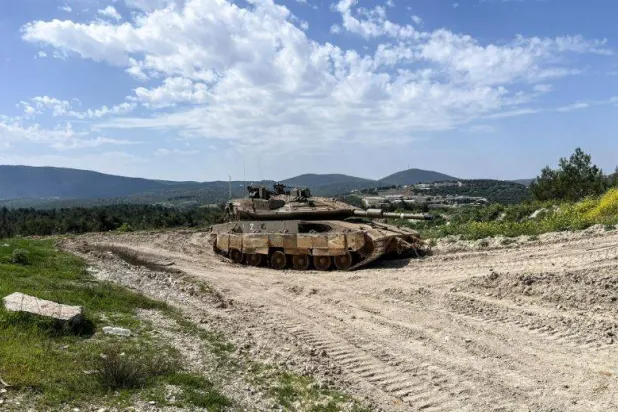 دبابة إسرائيلية عند الحدود مع لبنان (رويترز)