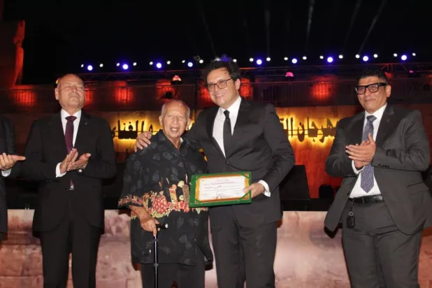 وزير الثقافة يكرم هاني شنودة خلال مهرجان القلعة (وزارة الثقافة المصرية)