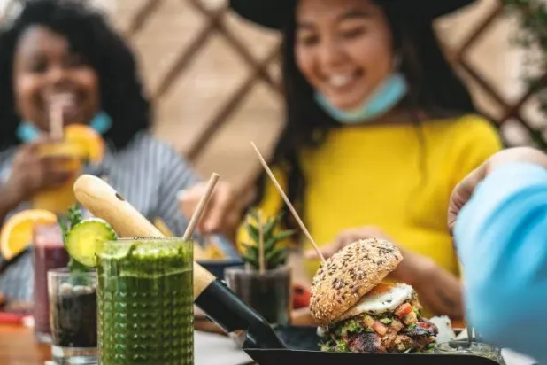 تُظهر الأبحاث أن تناول السعرات الحرارية في وقت مبكر من اليوم يحقق عدة فوائد صحية (رويترز)