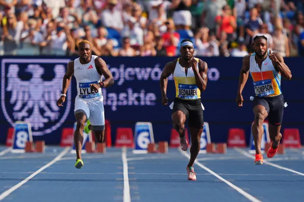 الجامايكي كيشان طومسون يتفوق على الأميركي نواه لايلز في سباق 100متر في خورزوف (رويترز)