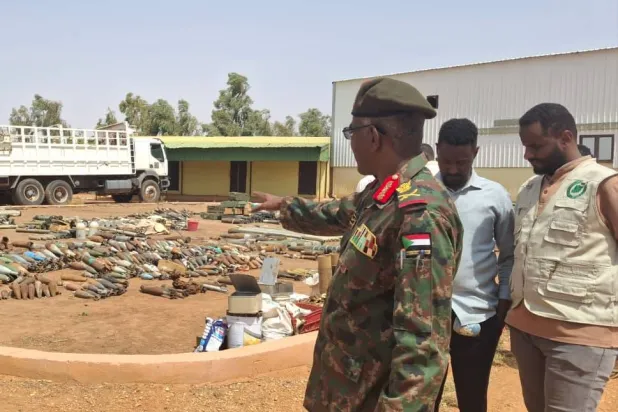 اللواء خالد حمدان مدير المركز القومي لمكافحة الألغام يراقب عملية التفجير(الشرق الأوسط)