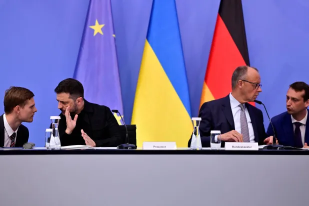 ميرتس وزيلينسكي في برلين قبل المباحثات بين قادة أوروبا والرئيس ترمب عن بعد يوم 13 أغسطس (رويترز)