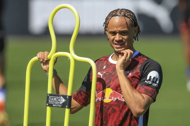 تشافي سيمونز لاعب لايبزيغ (د.ب.أ)