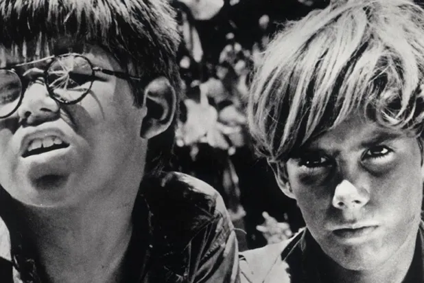 مشهد من فيلم» سيد الذباب» المستوحى من رواية غولدنغ