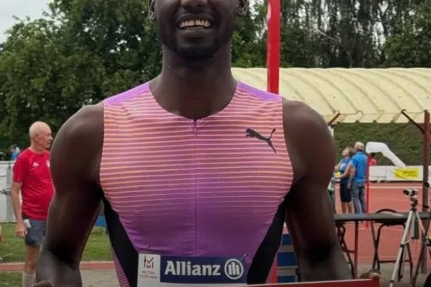 العداء القطري يحتفل بإنجازه الجديد (الشرق الأوسط)