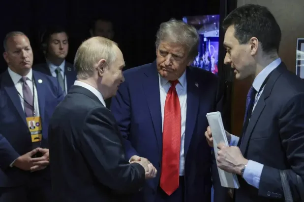 Trump, 15 Ağustos'ta Alaska'daki Elmendorf-Richardson Hava Kuvvetleri Üssü'nde ortak basın toplantısının ardından Putin'le el sıkışıyor. (AP)